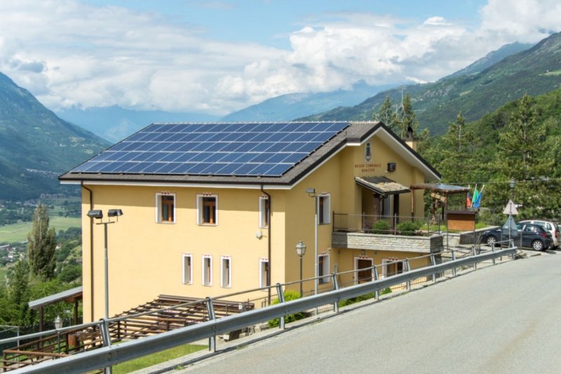Impianto fotovoltaico sul tetto del Comune di Saint-Denis